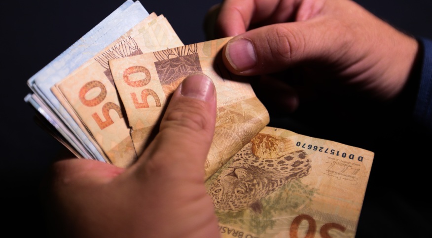 Segunda parcela do 13º salário deve ser paga até esta segunda-feira; entenda
